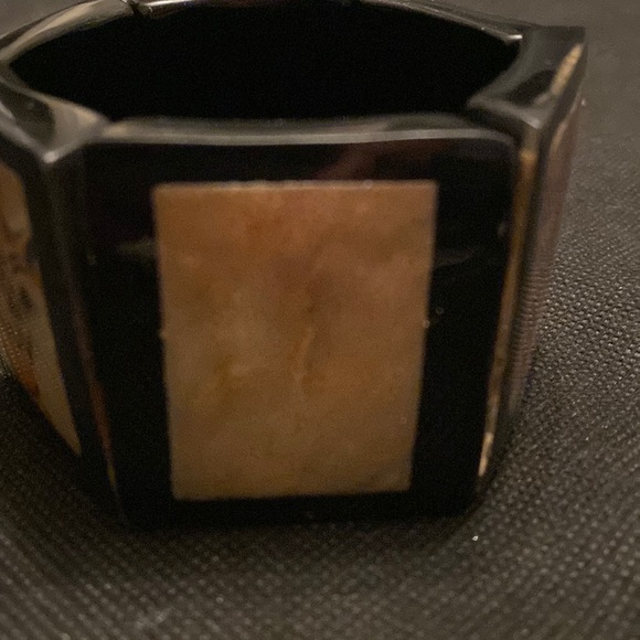 Stretch Elastic Resin Boho Bracelet with mother of pearl and giraffe design - Picture 9 of 9